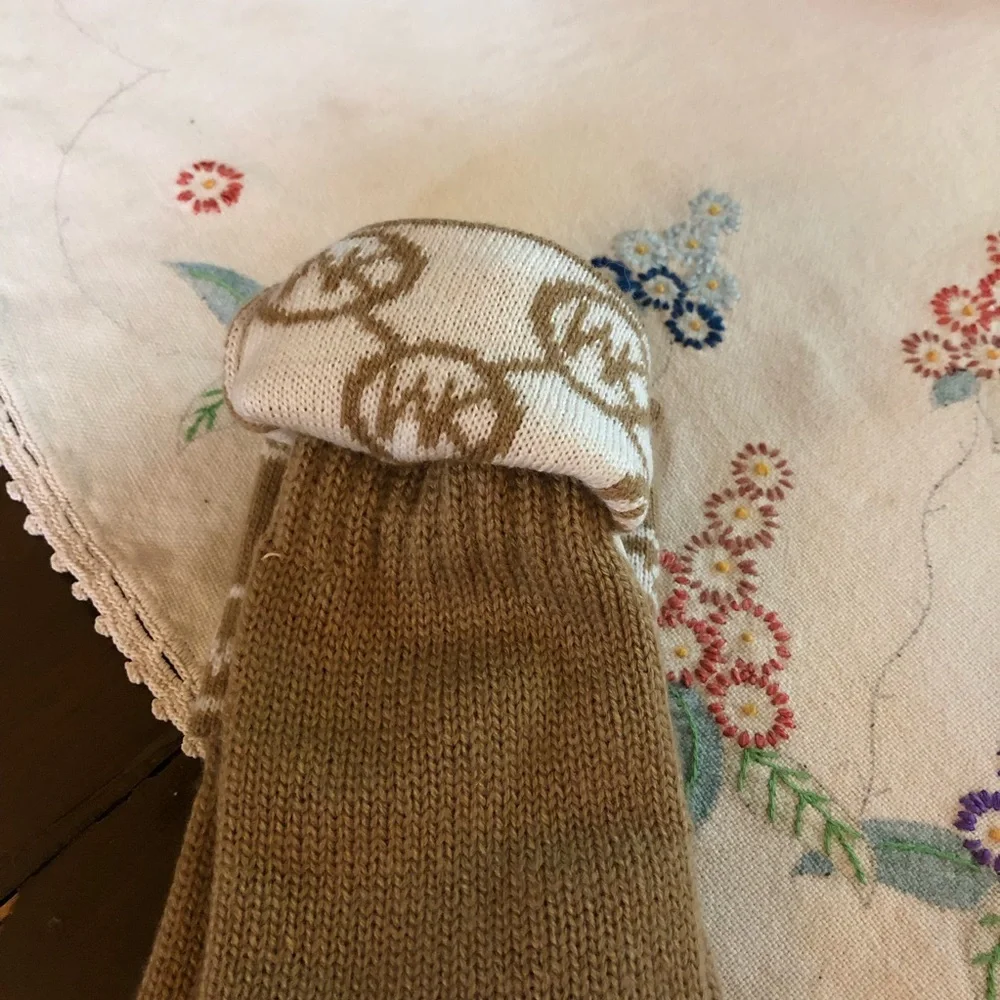 Michael by Michael Kors Jet Set Logo Cuff Knitted Gloves. Camel Color. One Size